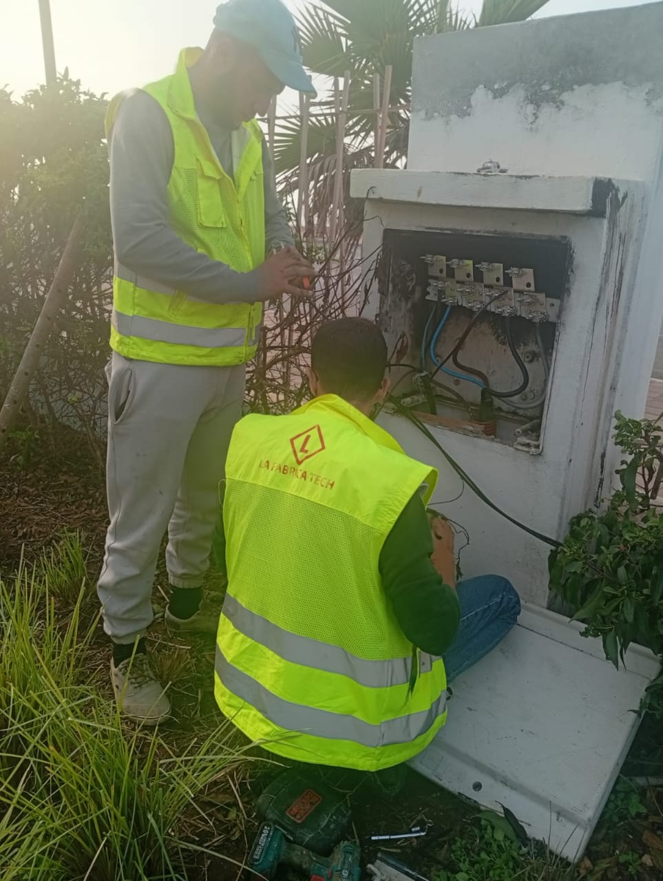 Techniciens La Fabrica Tech sur armoire électrique extérieure