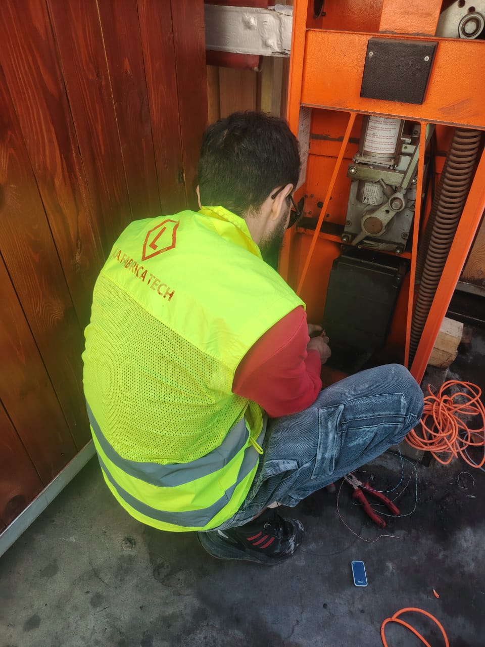 Technicien La Fabrica Tech sur barrière automatique